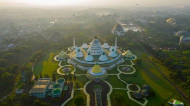 Purna Bhakti Pertiwi Müzesi Havadan Görünümü (Endonezya Ulusal Gazi Müzesi) Taman Mini Endonezya Indah gürültü bulutu ile. Jakarta, Endonezya, 9 Ağustos 2021