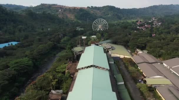 페리스 롤러코스터를 부두의 태평양 공원을 공중에서 내려다볼 수있다 인도네시아 보고르 — 비디오