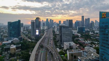 Parklands 'a bakan Jakarta' nın panoramik fotoğrafının havadan görüntüsü ve muhteşem bir günbatımı ile şehrin ufuk çizgisi. Jakarta, Endonezya, 13 Ağustos 2021