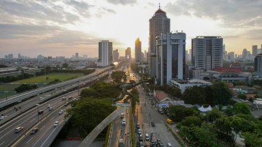 Dirgantara Anıtı 'nın havadan görünüşü veya daha çok bilinen adıyla Pancoran Heykeli, Jakarta' daki anıtlardan biridir. Jakarta, Endonezya, 13 Ağustos 2021