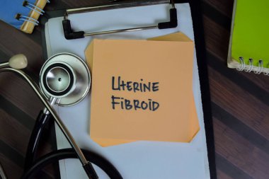 Uterine Fibroid, Tahta Masa 'da izole edilmiş yapışkan notlar üzerine yazar.