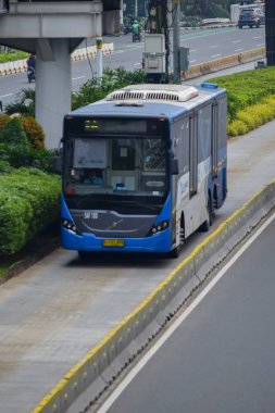 Endonezya Transjakarta Otobüsü (Toplu Taşıma Busway) görünümü. Jakarta, Endonezya, 19 Ağustos 2021