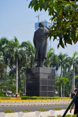 Jenderal Sudirman Caddesi 'ndeki General Sudirman' ın heykeli. Jakarta, Endonezya, 19 Ağustos 2021