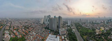Güneş doğduğunda Cakarta 'daki en büyük alışveriş merkezi ve apartman Taman Anggrek' in hava manzarası. Jakarta, Endonezya, 22 Ağustos 2021