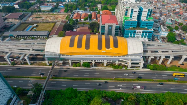 ジャカルタの新しい建物でのLrt鉄道駅のプラットフォームの空中ビュー 2021年8月22日インドネシアのジャカルタ — ストック写真