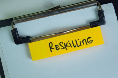 Tahta Masa 'da izole edilmiş yapışkan notlara yeniden yazma.