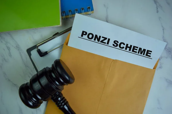 Ponzi Schemeテキスト上のドキュメント — ストック写真