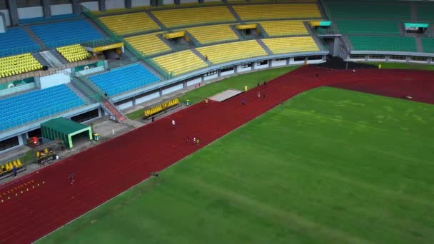 Letecký Pohled Lidi Jak Cvičí Stadionu Bekasi Indonésie Srpna 2021 — Stock video