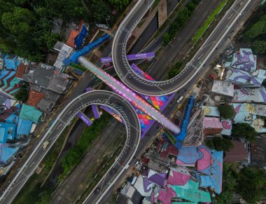 Sonsuzluk işaretinin hava manzarası trafik kavşağı kavşağı 'Jakarta' araba taşımacılığı ile kolasyon şehri '. Jakarta, Endonezya, 23 Eylül 2021