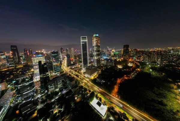 建築物の空中ビュー詳細近代的な建物のガラスファサード夜のビジネスの背景 2021年9月23日インドネシアのジャカルタ — ストック写真