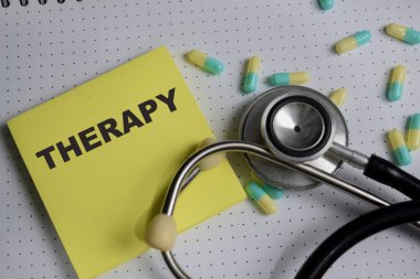 Tahta Masa 'da izole edilmiş yapışkan notlara terapi kavramı.