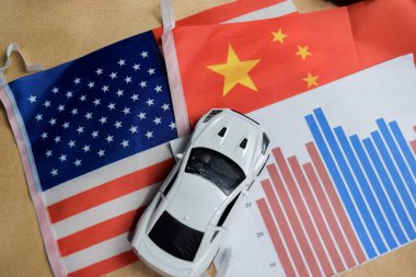 Çin bayrağı ve Amerika Birleşik Devletleri bayrağı finansal grafiklerle, Çin 'i simgeliyor küresel ticaret, ekonomi ve ulaşım endüstrisi