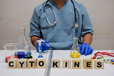 Bir bilim adamı sağlık durumlarını anlamak için deney tüpü sitokinlerini kullanır. bilimsel araştırma kavramı