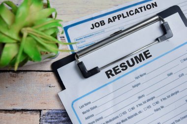 İş başvurusu kavramı ve Tahta Tablo üzerinde izole edilmiş panoya yazmaya devam et.