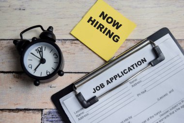 Tahta Tablo 'da izole edilmiş panoya şu anda işe alım ve iş başvurusu yazma kavramı.