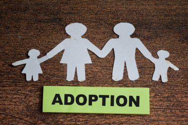 Ahşap Masa 'da izole edilmiş yapışkan notlara aile evlat edinme kavramı.