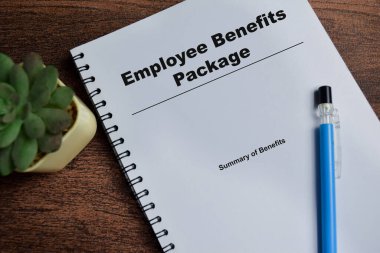 Ahşap Masa 'da tecrit edilmiş kitap üzerine yazılan personel yardım paketi kavramı.