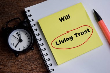 Vasiyet veya yaşayan güven kavramı Tahta Masa 'ya izole edilmiş yapışkan notlara yazılır.