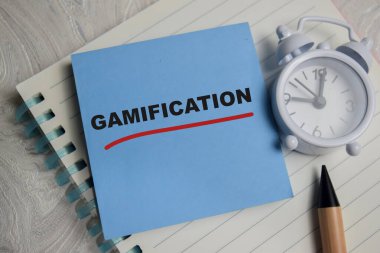 Tahta Masa 'da izole edilmiş yapışkan notlara Gamification kavramı.