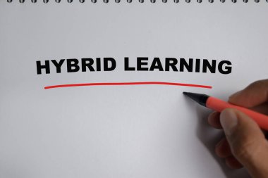 Tahta Masa 'da izole edilmiş kitap üzerine melez öğrenme kavramı.