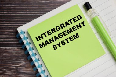 Tahta Tablo üzerinde izole edilmiş yapışkan notlar üzerine entegre yönetim sistemi kavramı.