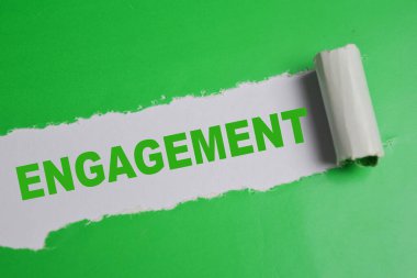 Yırtık kağıda yazılmış nişan metni aşkı, teklifi, çifti, sözü ve bağlılığı simgeliyor.