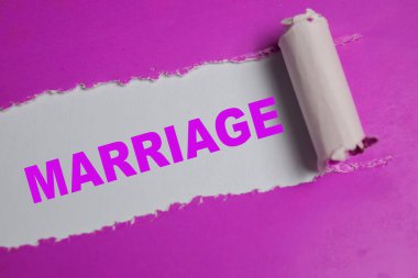 Bağlılık, birlik, ilişki, aşk ve ortaklık için yırtık kağıda yazılmış evlilik metni