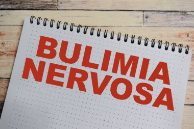 Bulimia sinir krizi kavramı, Tahta Masa 'da izole edilmiş bir kitap üzerine yazılır. Yemek yeme bozukluğuyla karakterize edilen yeme bozukluğu ardından temizlik endişesi