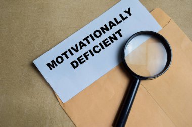 Kahverengi zarfın üzerindeki belgede motivasyon açısından yetersiz metin.