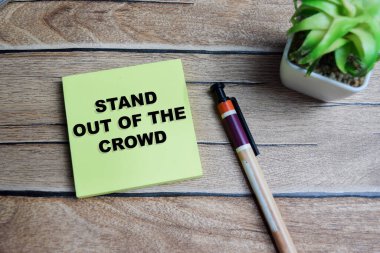 Kalabalıktan uzak durma kavramı Tahta Masa 'ya izole edilmiş yapışkan notlara yazılır.