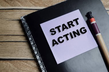 Harekete geçme kavramı Tahta Masa 'da izole edilmiş yapışkan notlar üzerine yaz.