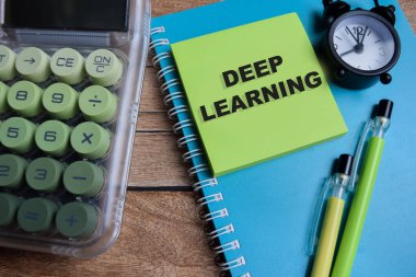 Tahta Masa 'da izole edilmiş yapışkan notlar üzerine derin öğrenim kavramı.