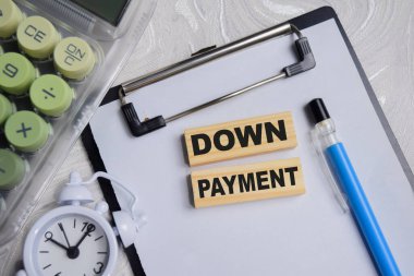 Masaya ahşap küpleri istifledim..