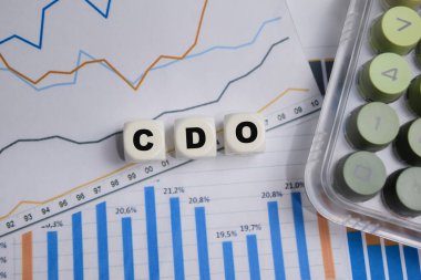 TBY, üzerinde finansal grafikler olan tahta küpleri masaya yığdı.