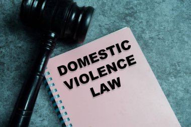 Aile içi şiddet yasası kavramı kitap üzerine yazılır ve tokmak Tahta Masa 'da tecrit edilir.