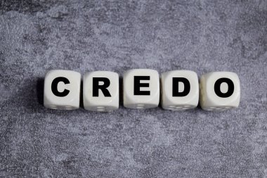 Credo metni masaya tahta küpleri yığdı. Temel değerleri ve inançları sembolize ediyor