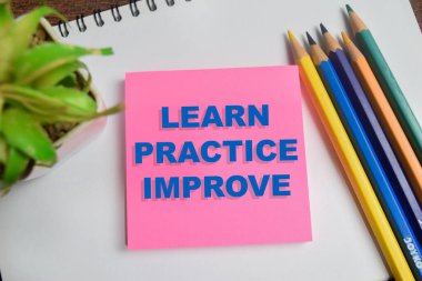 Öğrenme pratiği kavramı Ahşap Masa 'da izole edilmiş yapışkan notlar üzerine yazmayı geliştir.