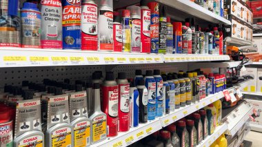 Süpermarketin rafında satılacak bir araba bakım ürününün çeşitli tipleri. Bekasi, Endonezya, 22 Aralık 2025