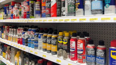 Süpermarketin rafında satılacak bir araba bakım ürününün çeşitli tipleri. Bekasi, Endonezya, 22 Aralık 2025