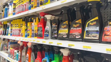 Süpermarketin rafında satılacak bir araba bakım ürününün çeşitli tipleri. Bekasi, Endonezya, 22 Aralık 2025