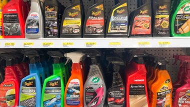Süpermarketin rafında satılacak bir araba bakım ürününün çeşitli tipleri. Bekasi, Endonezya, 22 Aralık 2025
