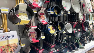 Raflarda satılık yemek pişirme tavası çeşitleri sergileniyor. Bekasi, Endonezya, 22 Aralık 2025