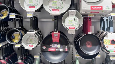 Raflarda satılık yemek pişirme tavası çeşitleri sergileniyor. Bekasi, Endonezya, 22 Aralık 2025