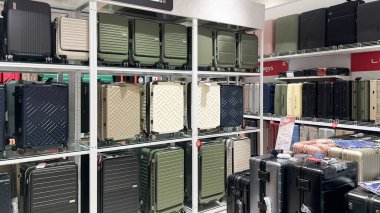 Alışveriş merkezindeki raf raflarında seyahat valizleri. Bekasi, Endonezya, 22 Aralık 2025