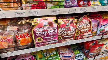 Endonezya süpermarket raflarında satılacak çeşitli marka ve tipte şekerler. Bekasi, Endonezya, 22 Aralık 2025