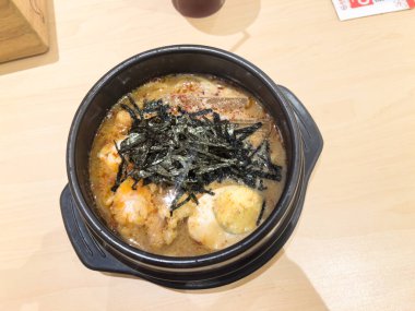 Kızarmış taze soğanlı ramen eriştesi