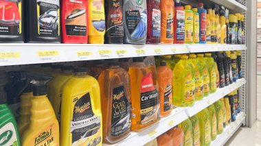 Süpermarketin rafında satılacak bir araba bakım ürününün çeşitli tipleri. Bekasi, Endonezya, 22 Aralık 2025