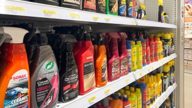 Süpermarketin rafında satılacak bir araba bakım ürününün çeşitli tipleri. Bekasi, Endonezya, 22 Aralık 2025