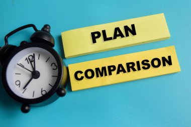 Tahta Masa 'da izole edilmiş yapışkan notlar üzerine plan karşılaştırması kavramı.