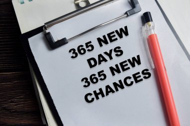 365 yeni gün kavramı 365 yeni şans tahtaya yazılır Tahta Masa üzerinde izole.